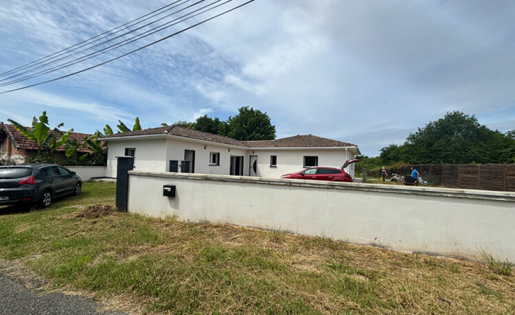 Maison de Plain Pied Entièrement Rénovée en Campagne à Vendre 2