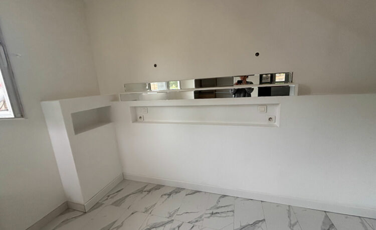 Maison de Plain Pied Entièrement Rénovée en Campagne à Vendre