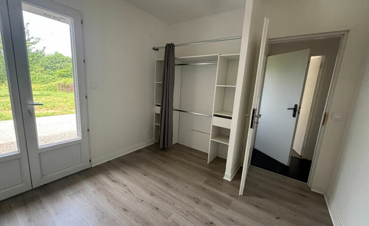Maison de Plain Pied Entièrement Rénovée en Campagne à Vendre