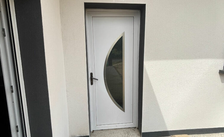 Maison de Plain Pied Entièrement Rénovée en Campagne à Vendre