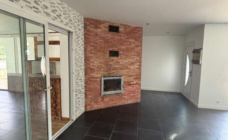 Maison de Plain Pied Entièrement Rénovée en Campagne à Vendre